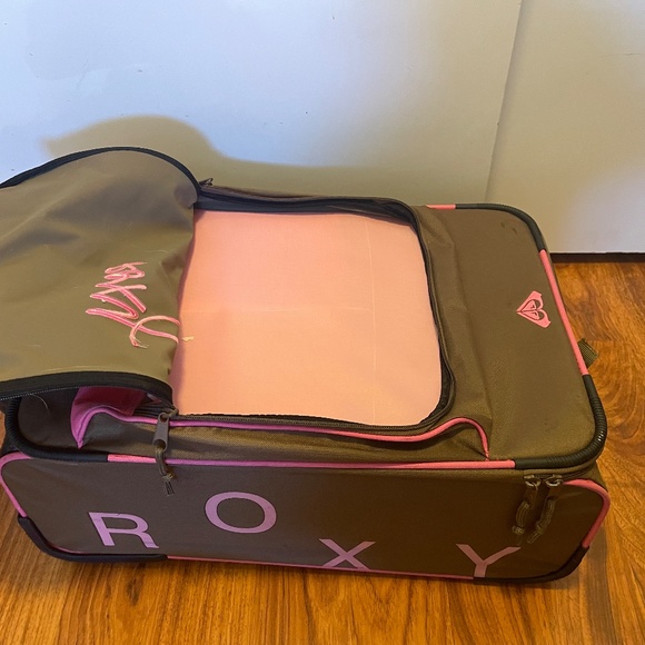 Vintage Roxy Rolling Suitcase - Picture 12 of 12